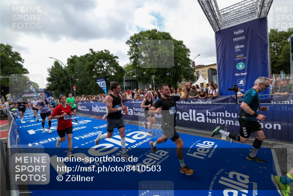 29.06.2025 - hella hamburg halbmarathon Zöllner http://msf.ph/oto/8410503 29.06.2025 10:44:55 Ziel 1941, 2098, 2890, 3004, 3098, 3785, 4425, 4915, 7056, 7167, 7325, 9030, 9720, 12161, 16834, 17382, 17406, 18631, 19207, 19210 meine-sportfotos.de