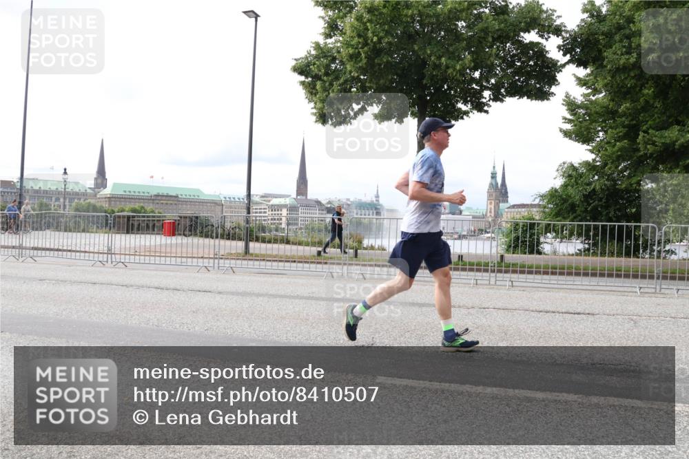 29.06.2025 - hella hamburg halbmarathon Lena Gebhardt http://msf.ph/oto/8410507 29.06.2025 10:25:09 Lombardsbrücke 1627, 1740, 2000, 2108, 2249, 2278, 3099, 3920, 3961, 3963, 4008, 4010, 4444, 5126, 5564, 5814, 6869, 7778, 8083, 8962, 9573, 9927, 11157, 11400, 11816, 11817, 11921, 13510, 14086, 14649, 14898, 15016, 15119, 15124, 15153, 15679, 15942, 16421, 16422, 17185, 17535, 17954, 18194, 18198 meine-sportfotos.de
