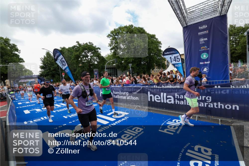 29.06.2025 - hella hamburg halbmarathon Zöllner http://msf.ph/oto/8410544 29.06.2025 10:44:57 Ziel 1424, 1520, 2098, 2890, 3098, 4425, 7056, 7167, 9030, 9720, 12161, 17382, 17406, 18055, 18631, 19207, 19210 meine-sportfotos.de