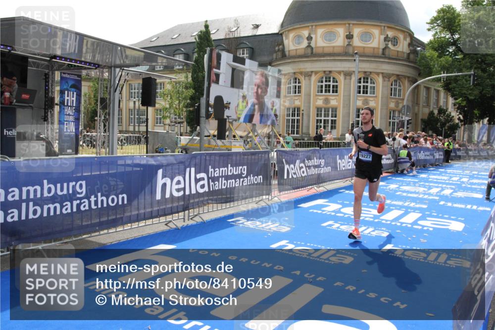 29.06.2025 - hella hamburg halbmarathon Michael Strokosch http://msf.ph/oto/8410549 29.06.2025 10:14:33 Ziel 19227 meine-sportfotos.de