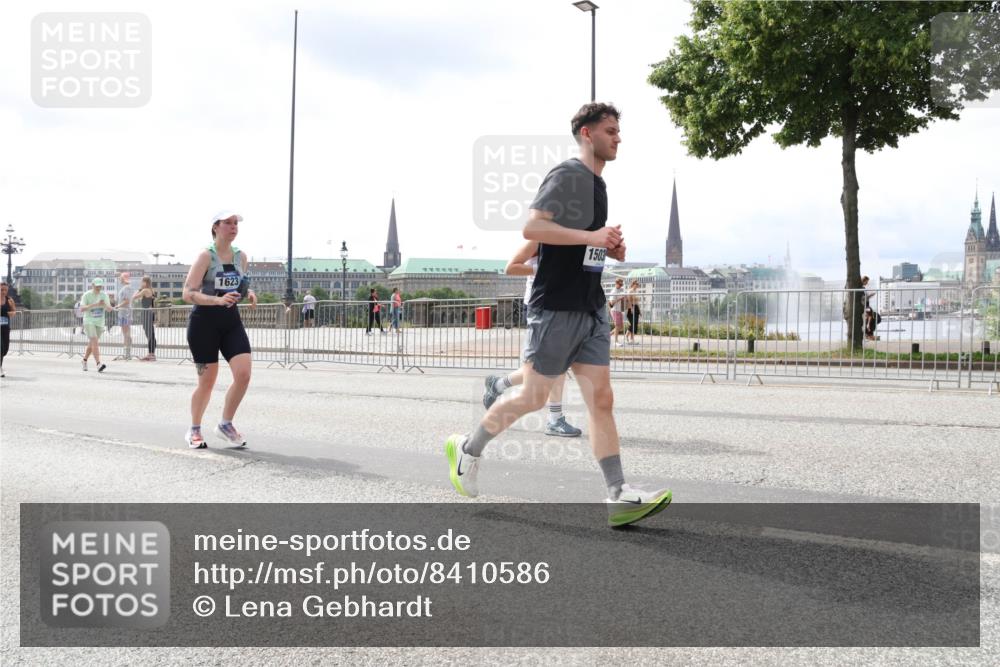 29.06.2025 - hella hamburg halbmarathon Lena Gebhardt http://msf.ph/oto/8410586 29.06.2025 10:41:45 Lombardsbrücke 1623, 1503, 1039, 1314, 1509, 1536, 1542, 1623, 1648, 1712, 2153, 2258, 3326, 3344, 3459, 3460, 3532, 3533, 3568, 3623, 4415, 4541, 4610, 4735, 4736, 4787, 5432, 5688, 5689, 5928, 5942, 6137, 6153, 6250, 6320, 6430, 6436, 6450, 6618, 6793, 6846, 6894, 7022, 7023, 7477, 7955, 7968, 8004, 8162, 8163, 8300, 8301, 8443, 8586, 8848, 8897, 8908, 8992, 9223, 9467, 9588, 10181, 10348, 10483, 10623, 11011, 11166 meine-sportfotos.de