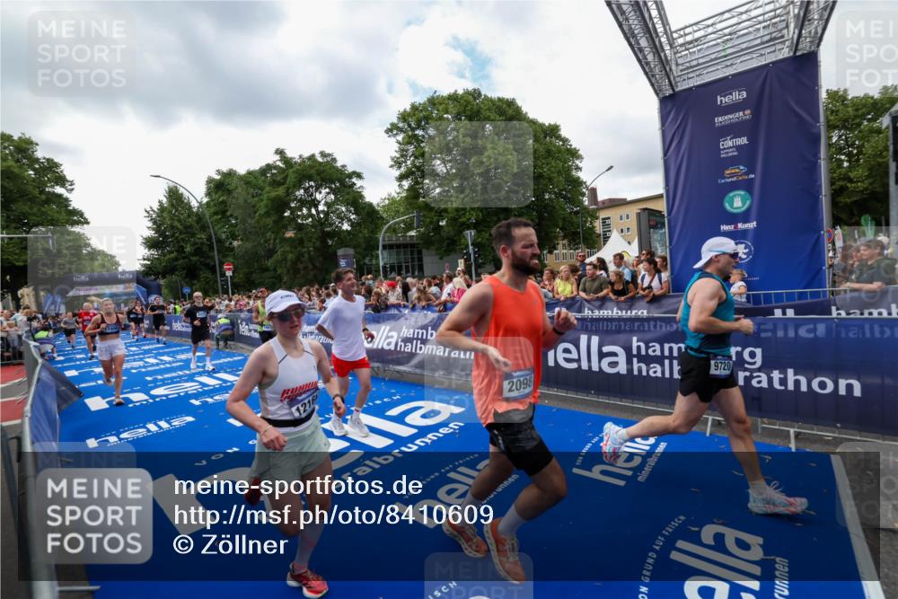 29.06.2025 - hella hamburg halbmarathon Zöllner http://msf.ph/oto/8410609 29.06.2025 10:44:59 Ziel 1424, 1520, 2098, 2890, 4425, 9030, 9720, 12161, 16058, 17382, 17406, 17544, 18055, 18631 meine-sportfotos.de