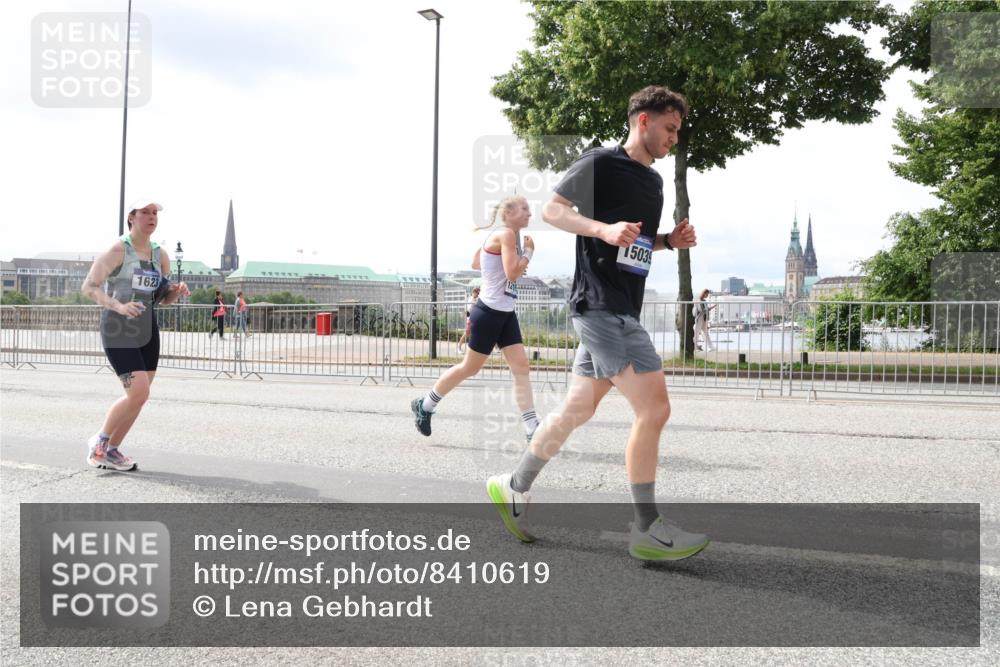 29.06.2025 - hella hamburg halbmarathon Lena Gebhardt http://msf.ph/oto/8410619 29.06.2025 10:41:45 Lombardsbrücke 1623, 15039, 1039, 1314, 1509, 1536, 1542, 1623, 1648, 1712, 2153, 2258, 3326, 3344, 3459, 3460, 3532, 3533, 3568, 3623, 4415, 4541, 4610, 4735, 4736, 4787, 5432, 5688, 5689, 5928, 5942, 6137, 6153, 6250, 6320, 6430, 6436, 6450, 6618, 6793, 6846, 6894, 7022, 7023, 7477, 7955, 7968, 8004, 8162, 8163, 8300, 8301, 8443, 8586, 8848, 8897, 8908, 8992, 9223, 9467, 9588, 10181, 10348, 10483, 10623, 11011, 11166 meine-sportfotos.de