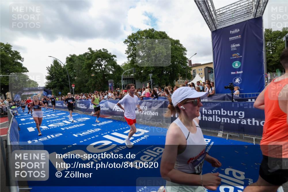 29.06.2025 - hella hamburg halbmarathon Zöllner http://msf.ph/oto/8410620 29.06.2025 10:45:00 Ziel 1171, 1424, 1520, 2098, 2890, 4425, 9030, 9720, 12161, 16058, 17381, 17382, 17406, 17544, 18055, 18631 meine-sportfotos.de