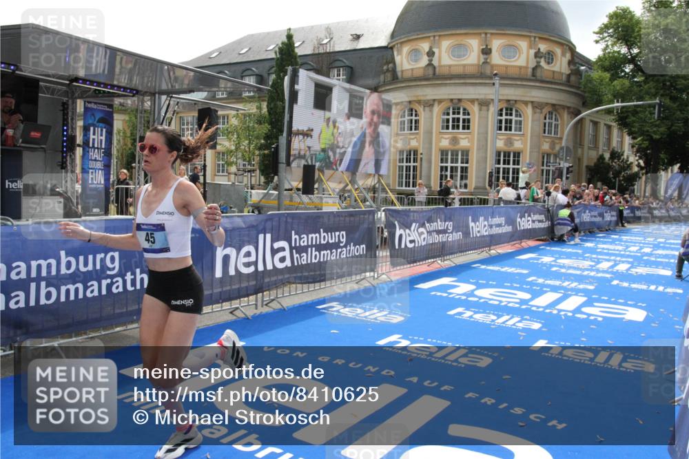 29.06.2025 - hella hamburg halbmarathon Michael Strokosch http://msf.ph/oto/8410625 29.06.2025 10:15:51 Ziel 45 meine-sportfotos.de