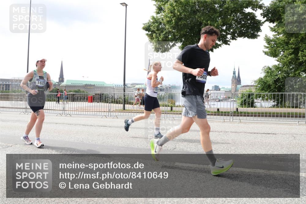 29.06.2025 - hella hamburg halbmarathon Lena Gebhardt http://msf.ph/oto/8410649 29.06.2025 10:41:45 Lombardsbrücke 1623, 12, 503, 1039, 1314, 1509, 1536, 1542, 1623, 1648, 1712, 2153, 2258, 3326, 3344, 3459, 3460, 3532, 3533, 3568, 3623, 4415, 4541, 4610, 4735, 4736, 4787, 5432, 5688, 5689, 5928, 5942, 6137, 6153, 6250, 6320, 6430, 6436, 6450, 6618, 6793, 6846, 6894, 7022, 7023, 7477, 7955, 7968, 8004, 8162, 8163, 8300, 8301, 8443, 8586, 8848, 8897, 8908, 8992, 9223, 9467, 9588, 10181, 10348, 10483, 10623, 11011, 11166 meine-sportfotos.de