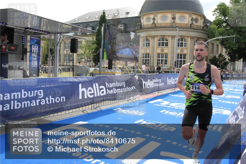 29.06.2025 - hella hamburg halbmarathon Michael Strokosch http://msf.ph/oto/8410675 29.06.2025 10:16:24 Ziel 11409 meine-sportfotos.de