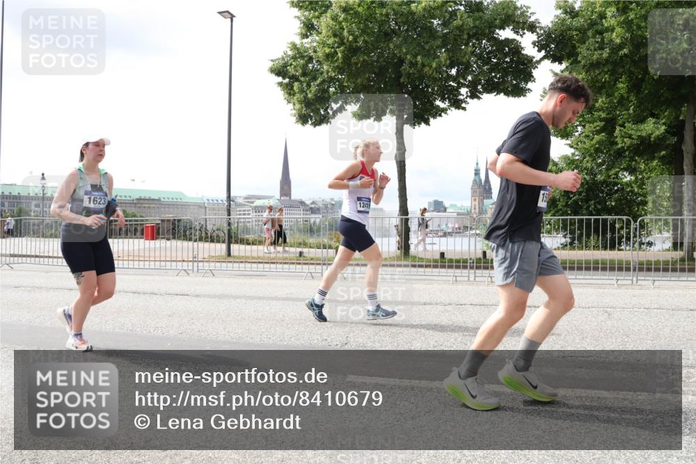 29.06.2025 - hella hamburg halbmarathon Lena Gebhardt http://msf.ph/oto/8410679 29.06.2025 10:41:45 Lombardsbrücke 1623, 12419, 1039, 1314, 1509, 1536, 1542, 1623, 1648, 1712, 2153, 2258, 3326, 3344, 3459, 3460, 3532, 3533, 3568, 3623, 4415, 4541, 4610, 4735, 4736, 4787, 5432, 5688, 5689, 5928, 5942, 6137, 6153, 6250, 6320, 6430, 6436, 6450, 6618, 6793, 6846, 6894, 7022, 7023, 7477, 7955, 7968, 8004, 8162, 8163, 8300, 8301, 8443, 8586, 8848, 8897, 8908, 8992, 9223, 9467, 9588, 10181, 10348, 10483, 10623, 11011, 11166 meine-sportfotos.de