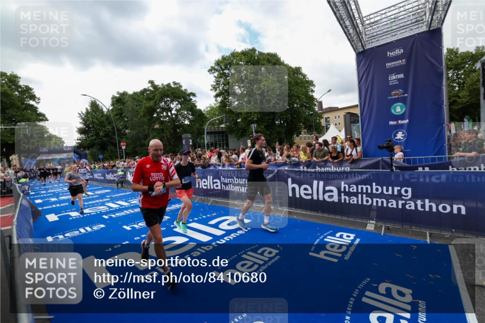29.06.2025 - hella hamburg halbmarathon Zöllner http://msf.ph/oto/8410680 29.06.2025 10:45:03 Ziel 1171, 1424, 1520, 2890, 6266, 7709, 7843, 9030, 10741, 11688, 15334, 16058, 17381, 17382, 17544, 18055 meine-sportfotos.de