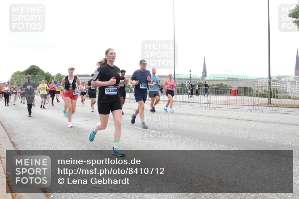 29.06.2025 - hella hamburg halbmarathon Lena Gebhardt http://msf.ph/oto/8410712 29.06.2025 10:51:02 Lombardsbrücke 12800, 17648, 7141, 1129, 1203, 1208, 1404, 1478, 1930, 2200, 2202, 2358, 2380, 2859, 3184, 3229, 3647, 3838, 3934, 4156, 4642, 4652, 4695, 4713, 4771, 4848, 4920, 5286, 5289, 5530, 6178, 7012, 7133, 7141, 7161, 7770, 7771, 7825, 7938, 8200, 8410, 8779, 8833, 8834, 8986, 9096, 9166, 9167, 9168, 9933, 10029, 10437, 10552, 10614, 10636, 11052, 11252, 11577, 12392, 12393, 14534, 15017, 15416 meine-sportfotos.de