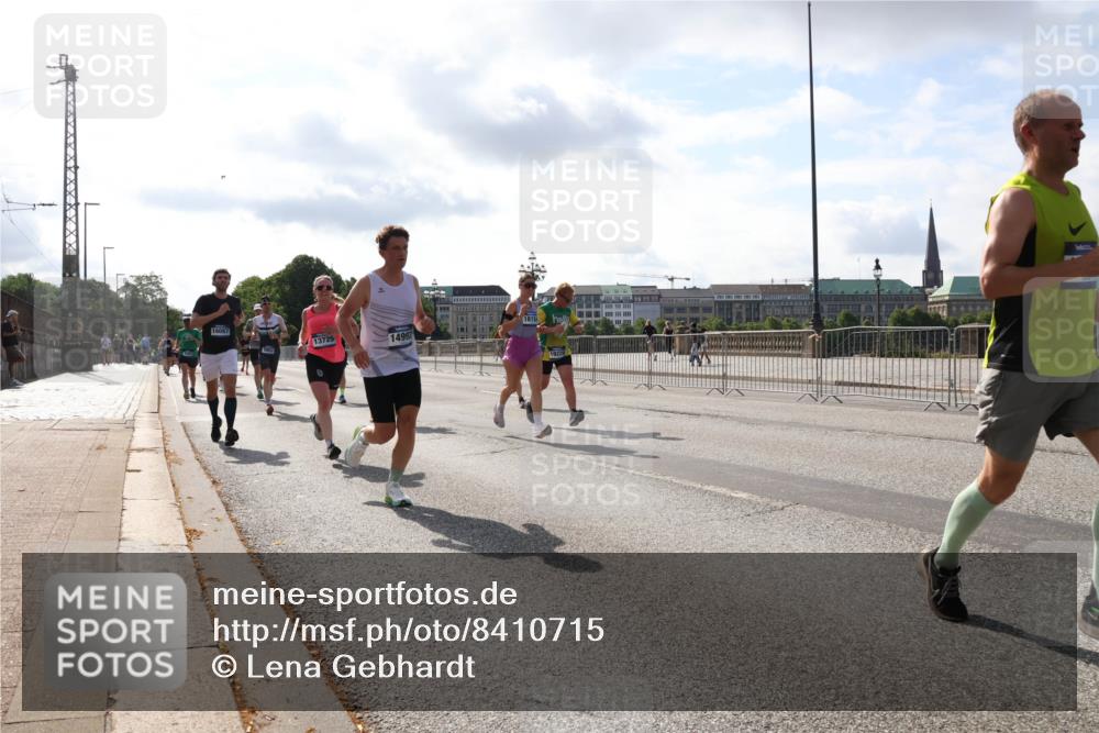 29.06.2025 - hella hamburg halbmarathon Lena Gebhardt http://msf.ph/oto/8410715 29.06.2025 09:50:15 Lombardsbrücke 16087, 18154, 13725, 14992, 1615, 1675, 1688, 1800, 1803, 1882, 1975, 2324, 2415, 2568, 2573, 2675, 2719, 2826, 2949, 3332, 3431, 3530, 4318, 4398, 4528, 4823, 5248, 5409, 5436, 5745, 5791, 5803, 6123, 6458, 6529, 6649, 6682, 6704, 7495, 7774, 7796, 8450, 8629, 8925, 9017, 9116, 9294, 9302, 9365, 9711, 9979, 10218, 10680, 10894, 11379, 11765, 11767, 12292, 12327, 12540, 12554, 12839, 12895, 13141, 13457, 13725, 14077, 14204, 14374, 14560 meine-sportfotos.de