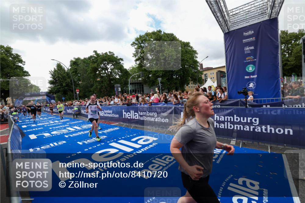 29.06.2025 - hella hamburg halbmarathon Zöllner http://msf.ph/oto/8410720 29.06.2025 10:45:05 Ziel 1171, 1424, 1520, 3917, 4997, 6266, 7709, 7843, 9710, 10741, 11688, 13919, 15334, 15365, 16058, 17381, 17544, 18055 meine-sportfotos.de