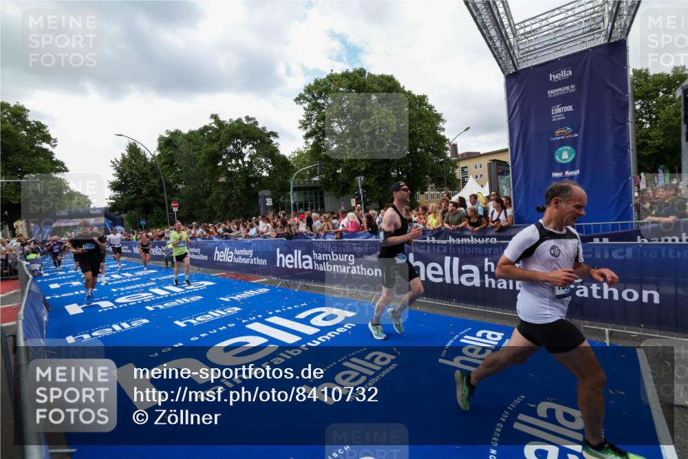 29.06.2025 - hella hamburg halbmarathon Zöllner http://msf.ph/oto/8410732 29.06.2025 10:45:07 Ziel 1171, 2270, 3917, 4997, 6266, 7709, 7843, 9710, 10313, 10741, 11688, 13919, 15334, 15365, 16058, 16689, 17381, 17544 meine-sportfotos.de