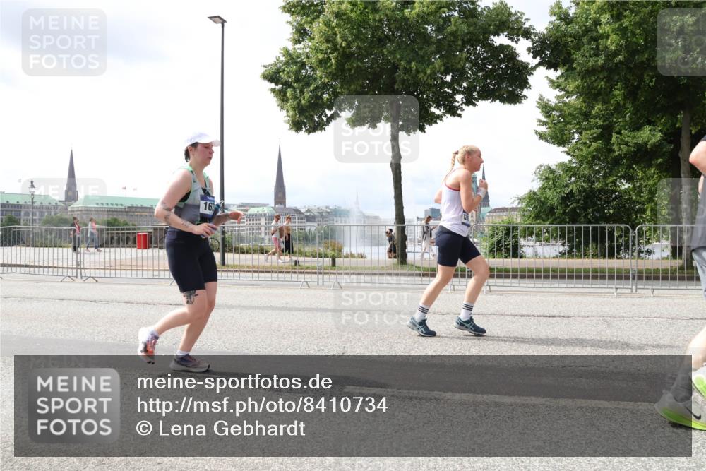 29.06.2025 - hella hamburg halbmarathon Lena Gebhardt http://msf.ph/oto/8410734 29.06.2025 10:41:46 Lombardsbrücke 16, 1039, 1314, 1509, 1536, 1542, 1623, 1648, 1712, 2153, 2258, 3326, 3344, 3459, 3460, 3532, 3533, 3568, 3623, 4415, 4541, 4610, 4735, 4736, 4787, 5432, 5688, 5689, 5928, 5942, 6136, 6137, 6153, 6250, 6320, 6430, 6436, 6450, 6618, 6793, 6846, 6894, 7022, 7023, 7477, 7955, 7968, 8004, 8162, 8163, 8300, 8301, 8443, 8586, 8848, 8897, 8908, 9223, 9467, 9588, 10181, 10348, 10483, 10623, 11011, 11166 meine-sportfotos.de