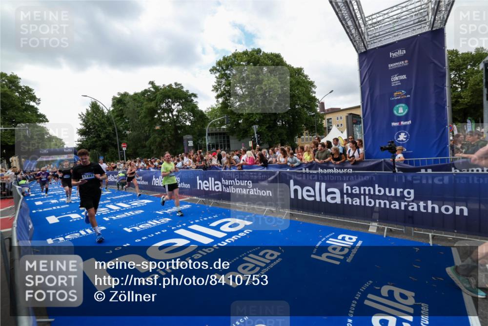 29.06.2025 - hella hamburg halbmarathon Zöllner http://msf.ph/oto/8410753 29.06.2025 10:45:07 Ziel 1171, 2270, 3917, 4997, 6266, 7709, 7843, 9710, 10313, 10741, 11688, 13919, 15334, 15365, 16058, 16689, 17381, 17544 meine-sportfotos.de