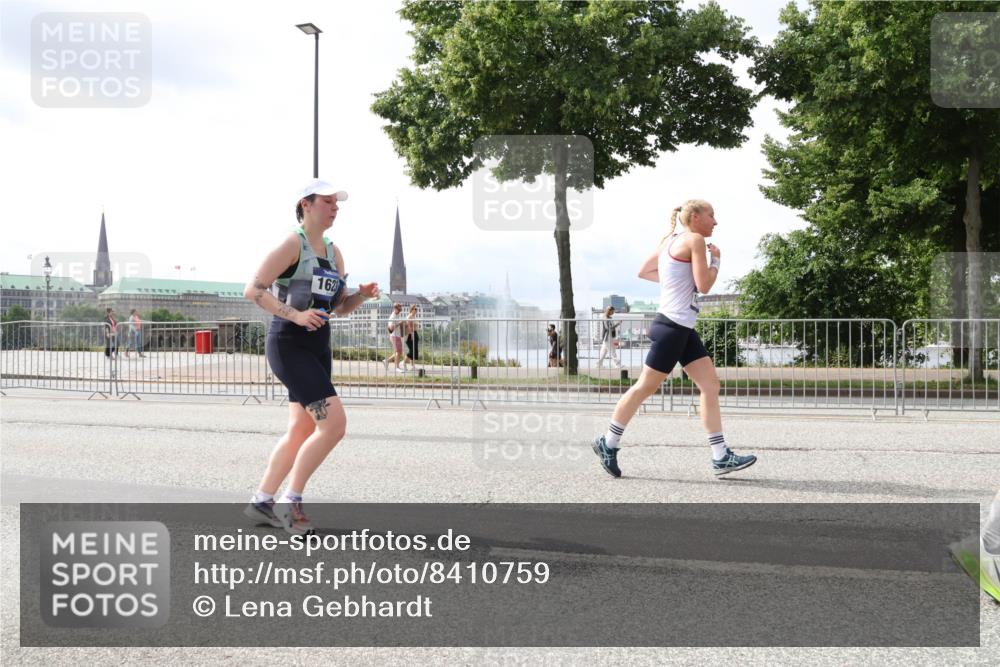 29.06.2025 - hella hamburg halbmarathon Lena Gebhardt http://msf.ph/oto/8410759 29.06.2025 10:41:46 Lombardsbrücke 162, 1039, 1314, 1509, 1536, 1542, 1623, 1648, 1712, 2153, 2258, 3326, 3344, 3459, 3460, 3532, 3533, 3568, 3623, 4415, 4541, 4610, 4735, 4736, 4787, 5432, 5688, 5689, 5928, 5942, 6136, 6137, 6153, 6250, 6320, 6430, 6436, 6450, 6618, 6793, 6846, 6894, 7022, 7023, 7477, 7955, 7968, 8004, 8162, 8163, 8300, 8301, 8443, 8586, 8848, 8897, 8908, 9223, 9467, 9588, 10181, 10348, 10483, 10623, 11011, 11166 meine-sportfotos.de