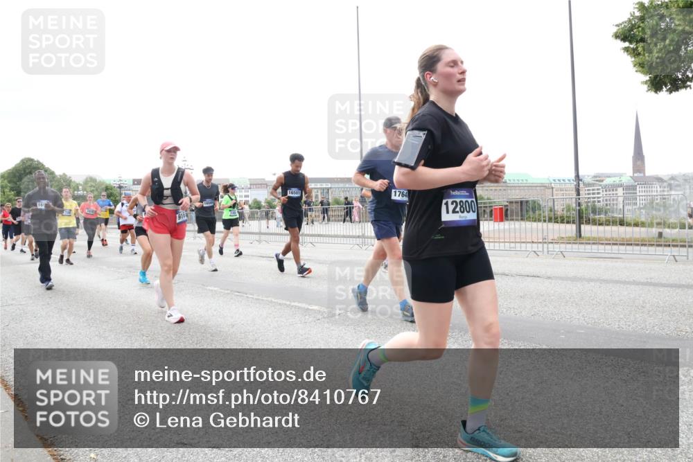 29.06.2025 - hella hamburg halbmarathon Lena Gebhardt http://msf.ph/oto/8410767 29.06.2025 10:51:02 Lombardsbrücke 165, 16501, 916, 1764, 12800, 1129, 1203, 1208, 1404, 1478, 1930, 2200, 2202, 2358, 2380, 2859, 3184, 3229, 3647, 3838, 3934, 4156, 4642, 4652, 4695, 4713, 4771, 4848, 4920, 5286, 5289, 5530, 6178, 7012, 7133, 7141, 7161, 7770, 7771, 7825, 7938, 8200, 8410, 8779, 8833, 8834, 8986, 9096, 9166, 9167, 9168, 9933, 10029, 10437, 10552, 10614, 10636, 11052, 11252, 11577, 12392, 12393, 14534, 15017, 15416 meine-sportfotos.de