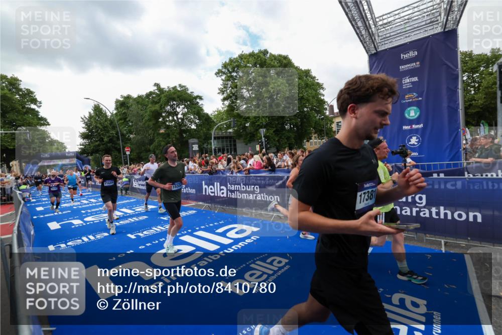 29.06.2025 - hella hamburg halbmarathon Zöllner http://msf.ph/oto/8410780 29.06.2025 10:45:09 Ziel 1171, 2270, 3917, 4997, 6266, 6575, 6819, 7709, 7843, 9302, 9710, 10313, 10741, 11688, 13919, 15334, 15365, 16685, 16689, 17381, 17960 meine-sportfotos.de