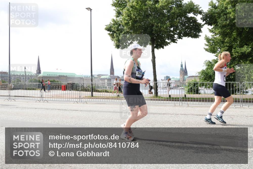 29.06.2025 - hella hamburg halbmarathon Lena Gebhardt http://msf.ph/oto/8410784 29.06.2025 10:41:46 Lombardsbrücke 1623, 1039, 1314, 1509, 1536, 1542, 1623, 1648, 1712, 2153, 2258, 3326, 3344, 3459, 3460, 3532, 3533, 3568, 3623, 4415, 4541, 4610, 4735, 4736, 4787, 5432, 5688, 5689, 5928, 5942, 6136, 6137, 6153, 6250, 6320, 6430, 6436, 6450, 6618, 6793, 6846, 6894, 7022, 7023, 7477, 7955, 7968, 8004, 8162, 8163, 8300, 8301, 8443, 8586, 8848, 8897, 8908, 9223, 9467, 9588, 10181, 10348, 10483, 10623, 11011, 11166 meine-sportfotos.de