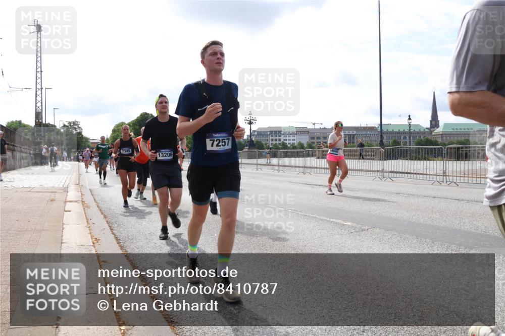 29.06.2025 - hella hamburg halbmarathon Lena Gebhardt http://msf.ph/oto/8410787 29.06.2025 10:17:04 Lombardsbrücke 7345, 13206, 7257, 1083, 1117, 1137, 1240, 1298, 1331, 1348, 1356, 1403, 1477, 1553, 1602, 1825, 2225, 2347, 2908, 2912, 3088, 3176, 3210, 3450, 3464, 3466, 3622, 5023, 5036, 5037, 5390, 5929, 5930, 5995, 6126, 6128, 6328, 6522, 6742, 6941, 6948, 7114, 7115, 7257, 7345, 7360, 7376, 7445, 7647, 7924, 7928, 7945, 8253, 8263, 8317, 8513, 8558, 8619, 8857, 8983, 9091, 9152, 9208, 9259, 9332, 9492, 9676, 10232 meine-sportfotos.de