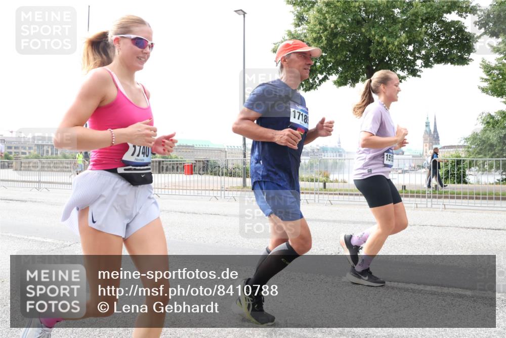 29.06.2025 - hella hamburg halbmarathon Lena Gebhardt http://msf.ph/oto/8410788 29.06.2025 10:25:13 Lombardsbrücke 7740, 1718, 1515, 1627, 1740, 2000, 2108, 2249, 2278, 3920, 3961, 3963, 4008, 4010, 4444, 5126, 5564, 5814, 6869, 7778, 8083, 8962, 9573, 9927, 10846, 11157, 11400, 11662, 11921, 13510, 13842, 14086, 14649, 14898, 15016, 15119, 15124, 15153, 15679, 15942, 16421, 16422, 17185, 17535, 17954, 18194, 18198 meine-sportfotos.de