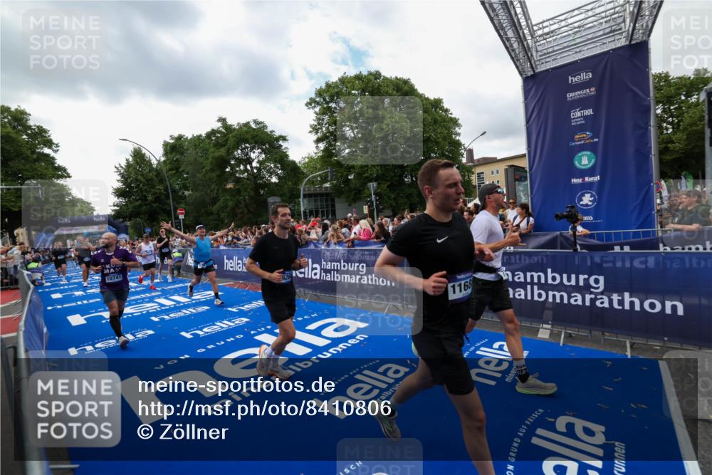 29.06.2025 - hella hamburg halbmarathon Zöllner http://msf.ph/oto/8410806 29.06.2025 10:45:10 Ziel 2270, 3917, 4997, 6266, 6575, 6819, 7087, 7709, 7843, 9302, 9710, 10313, 10741, 11688, 13919, 15334, 15365, 16685, 16689, 17120, 17960, 18346, 18718 meine-sportfotos.de