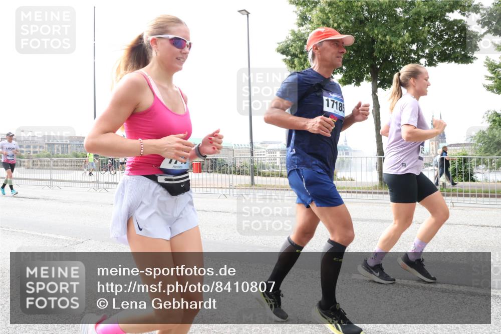 29.06.2025 - hella hamburg halbmarathon Lena Gebhardt http://msf.ph/oto/8410807 29.06.2025 10:25:13 Lombardsbrücke 7778, 17185, 1627, 1740, 2000, 2108, 2249, 2278, 3920, 3961, 3963, 4008, 4010, 4444, 5126, 5564, 5814, 6869, 7778, 8083, 8962, 9573, 9927, 10846, 11157, 11400, 11662, 11921, 13510, 13842, 14086, 14649, 14898, 15016, 15119, 15124, 15153, 15679, 15942, 16421, 16422, 17185, 17535, 17954, 18194, 18198 meine-sportfotos.de