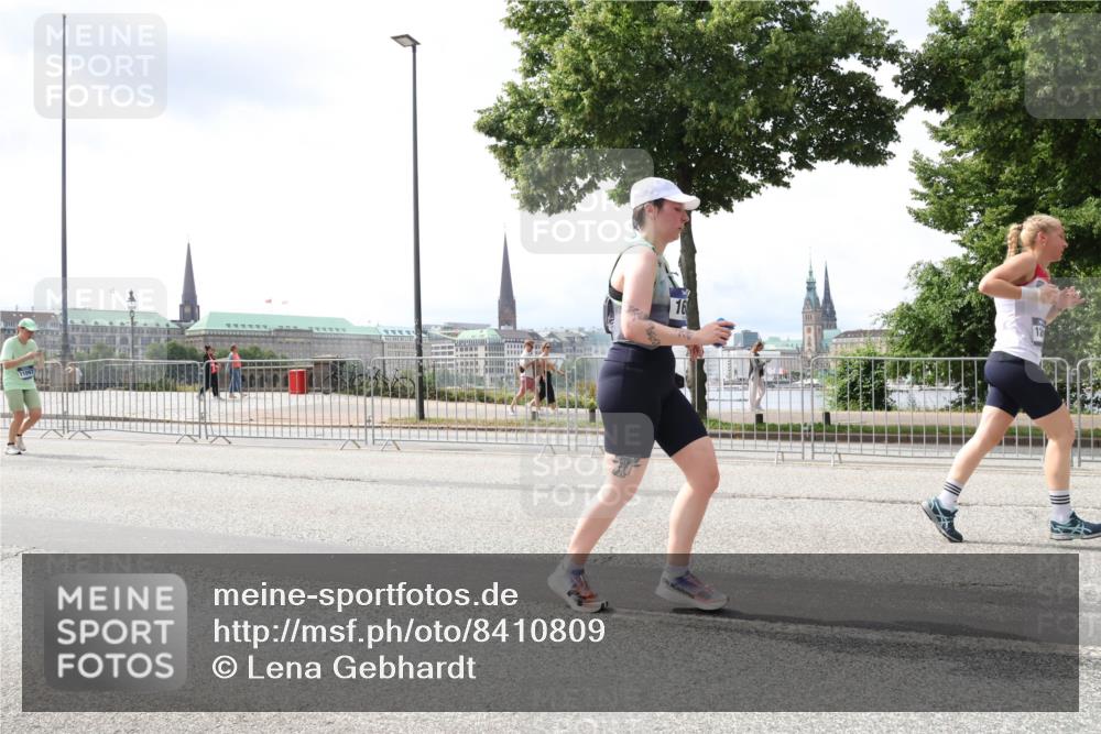 29.06.2025 - hella hamburg halbmarathon Lena Gebhardt http://msf.ph/oto/8410809 29.06.2025 10:41:46 Lombardsbrücke 1039, 1314, 1509, 1536, 1542, 1623, 1648, 1712, 2153, 2258, 3326, 3344, 3459, 3460, 3532, 3533, 3568, 3623, 4415, 4541, 4610, 4735, 4736, 4787, 5432, 5688, 5689, 5928, 5942, 6136, 6137, 6153, 6250, 6320, 6430, 6436, 6450, 6618, 6793, 6846, 6894, 7022, 7023, 7477, 7955, 7968, 8004, 8162, 8163, 8300, 8301, 8443, 8586, 8848, 8897, 8908, 9223, 9467, 9588, 10181, 10348, 10483, 10623, 11011, 11166 meine-sportfotos.de