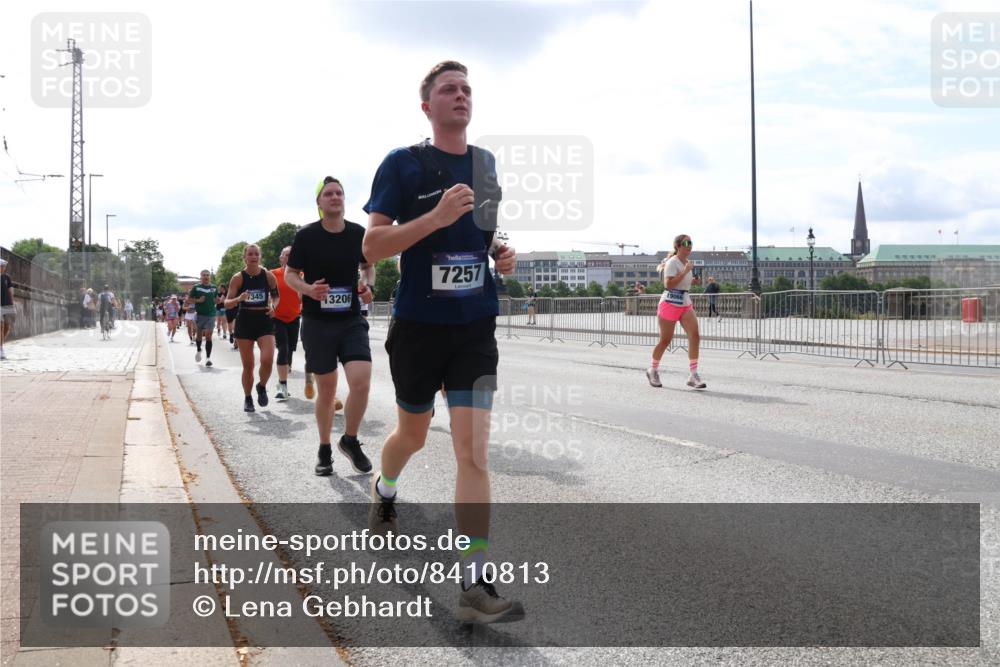 29.06.2025 - hella hamburg halbmarathon Lena Gebhardt http://msf.ph/oto/8410813 29.06.2025 10:17:04 Lombardsbrücke 345, 3206, 7257, 1083, 1117, 1137, 1240, 1298, 1331, 1348, 1356, 1403, 1477, 1553, 1602, 1825, 2225, 2347, 2908, 2912, 3088, 3176, 3210, 3450, 3464, 3466, 3622, 5023, 5036, 5037, 5390, 5929, 5930, 5995, 6126, 6128, 6328, 6522, 6742, 6941, 6948, 7114, 7115, 7257, 7345, 7360, 7376, 7445, 7647, 7924, 7928, 7945, 8253, 8263, 8317, 8513, 8558, 8619, 8857, 8983, 9091, 9152, 9208, 9259, 9332, 9492, 9676, 10232 meine-sportfotos.de