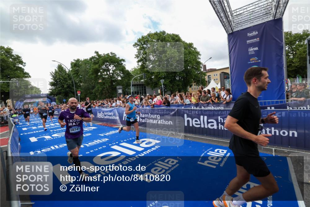 29.06.2025 - hella hamburg halbmarathon Zöllner http://msf.ph/oto/8410820 29.06.2025 10:45:11 Ziel 2270, 3917, 4997, 6266, 6575, 6819, 7087, 7709, 9302, 9710, 10313, 10741, 11688, 13919, 15365, 15651, 16685, 16689, 17120, 17960, 18346, 18718 meine-sportfotos.de