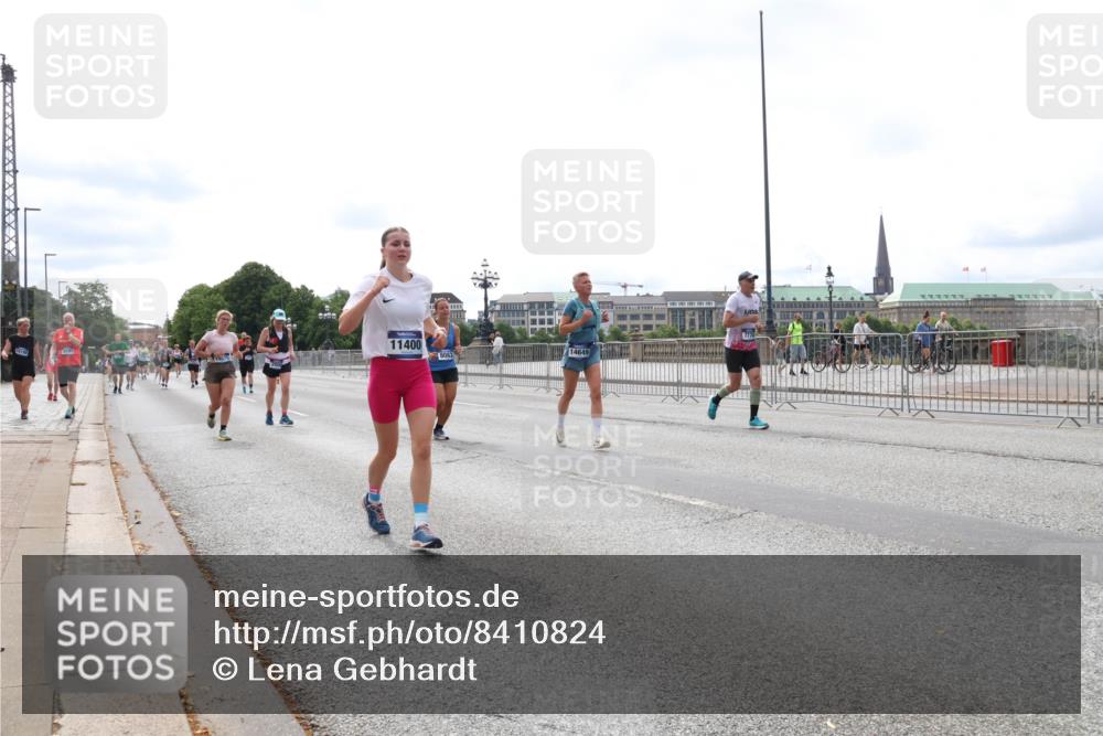 29.06.2025 - hella hamburg halbmarathon Lena Gebhardt http://msf.ph/oto/8410824 29.06.2025 10:25:14 Lombardsbrücke 11400, 14649, 1627, 1740, 2000, 2108, 2249, 2278, 3920, 3961, 3963, 4008, 4010, 4444, 5126, 5564, 5814, 6869, 7778, 8083, 8962, 9573, 9927, 10845, 10846, 11157, 11400, 11662, 11921, 13510, 13842, 14086, 14649, 14898, 15016, 15119, 15124, 15153, 15679, 15942, 16421, 16422, 17185, 17535, 17954, 18194, 18198 meine-sportfotos.de