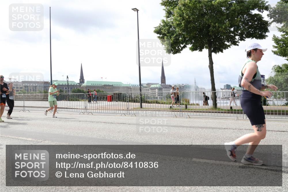29.06.2025 - hella hamburg halbmarathon Lena Gebhardt http://msf.ph/oto/8410836 29.06.2025 10:41:46 Lombardsbrücke 176, 16730, 1039, 1314, 1509, 1536, 1542, 1623, 1648, 1712, 2153, 2258, 3326, 3344, 3459, 3460, 3532, 3533, 3568, 3623, 4415, 4541, 4610, 4735, 4736, 4787, 5432, 5688, 5689, 5928, 5942, 6136, 6137, 6153, 6250, 6320, 6430, 6436, 6450, 6618, 6793, 6846, 6894, 7022, 7023, 7477, 7955, 7968, 8004, 8162, 8163, 8300, 8301, 8443, 8586, 8848, 8897, 8908, 9223, 9467, 9588, 10181, 10348, 10483, 10623, 11011, 11166 meine-sportfotos.de