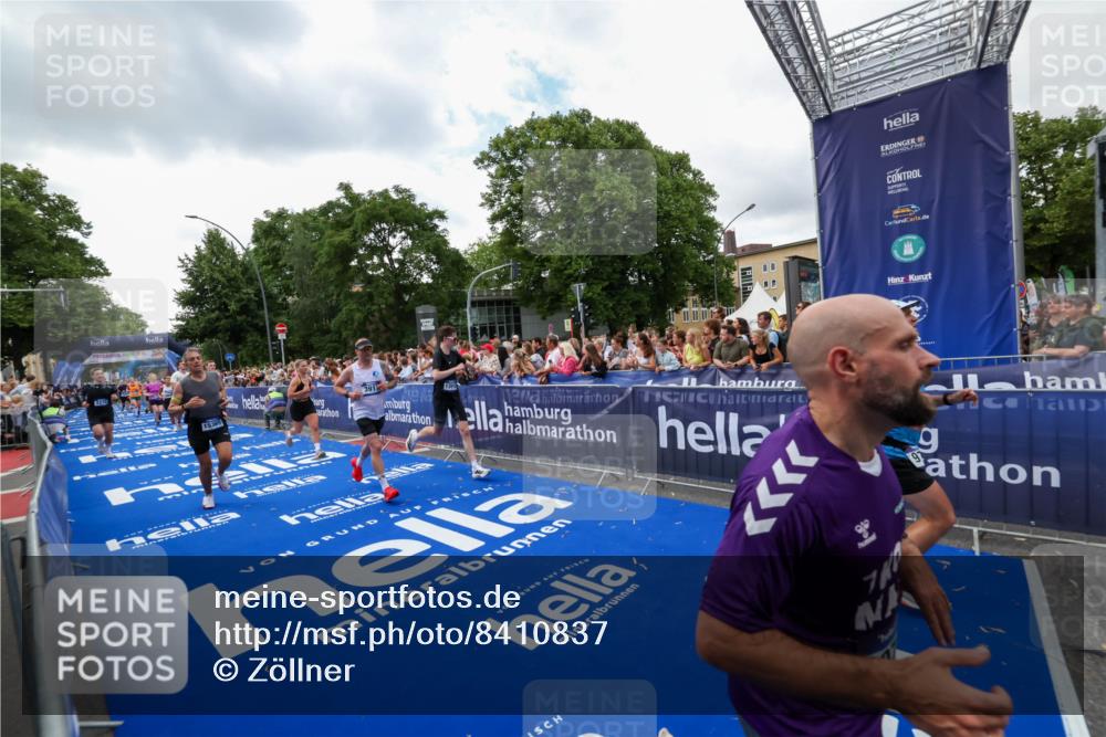 29.06.2025 - hella hamburg halbmarathon Zöllner http://msf.ph/oto/8410837 29.06.2025 10:45:12 Ziel 2270, 3917, 4997, 6375, 6575, 6819, 7087, 9302, 9710, 10313, 10741, 13919, 15365, 15651, 16685, 16689, 17120, 17960, 18346, 18718 meine-sportfotos.de