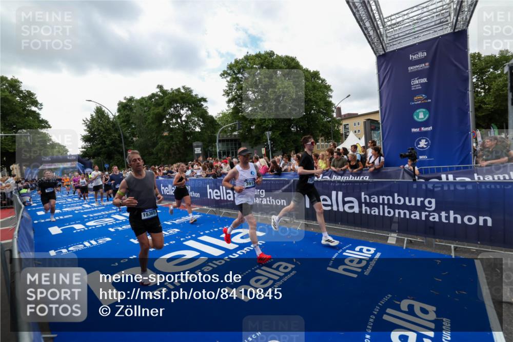 29.06.2025 - hella hamburg halbmarathon Zöllner http://msf.ph/oto/8410845 29.06.2025 10:45:13 Ziel 2270, 3917, 4997, 6054, 6375, 6575, 6819, 7087, 9302, 9710, 10313, 13919, 15365, 15651, 16685, 16689, 17120, 17960, 18346, 18718 meine-sportfotos.de