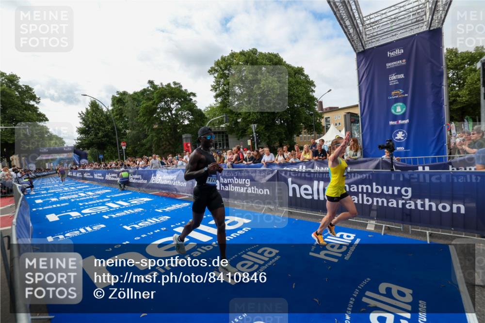 29.06.2025 - hella hamburg halbmarathon Zöllner http://msf.ph/oto/8410846 29.06.2025 10:20:59 Ziel 11210, 14766, 19075 meine-sportfotos.de