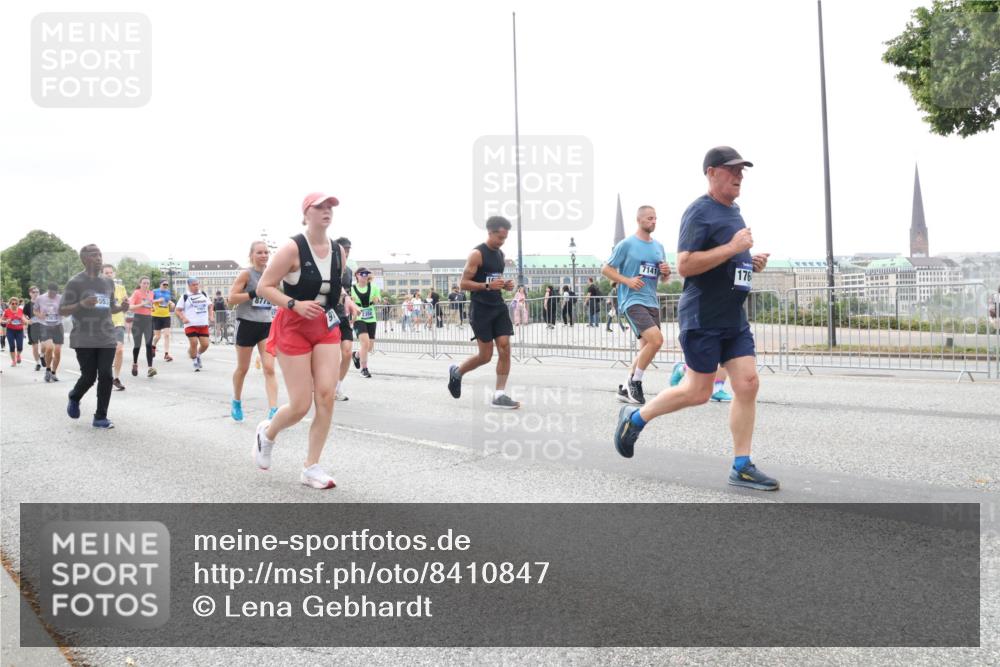 29.06.2025 - hella hamburg halbmarathon Lena Gebhardt http://msf.ph/oto/8410847 29.06.2025 10:51:03 Lombardsbrücke 8775, 5553, 16, 7141, 176, 1129, 1203, 1208, 1404, 1478, 1930, 2200, 2202, 2358, 2380, 2859, 3184, 3229, 3647, 3838, 3934, 4156, 4642, 4652, 4695, 4713, 4771, 4848, 4920, 5286, 5289, 5357, 5530, 6178, 7012, 7133, 7141, 7161, 7770, 7771, 7825, 7938, 8200, 8410, 8672, 8779, 8833, 8986, 9096, 9166, 9167, 9168, 9933, 10029, 10437, 10552, 10614, 10636, 11052, 11252, 11577, 12392, 12393, 14534, 15017, 15416 meine-sportfotos.de