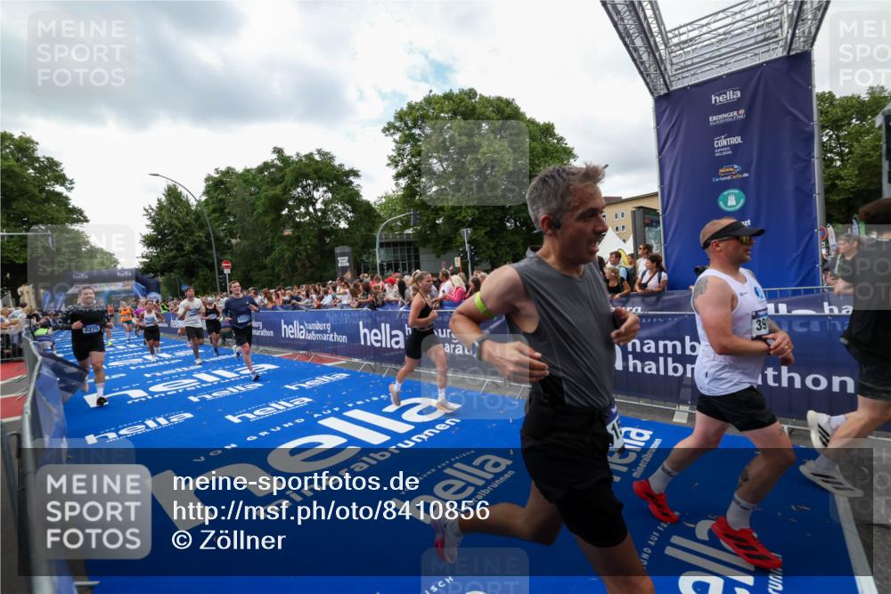 29.06.2025 - hella hamburg halbmarathon Zöllner http://msf.ph/oto/8410856 29.06.2025 10:45:13 Ziel 2270, 3917, 4997, 6054, 6375, 6575, 6819, 7087, 9302, 9710, 10313, 13919, 15365, 15651, 16685, 16689, 17120, 17960, 18346, 18718 meine-sportfotos.de