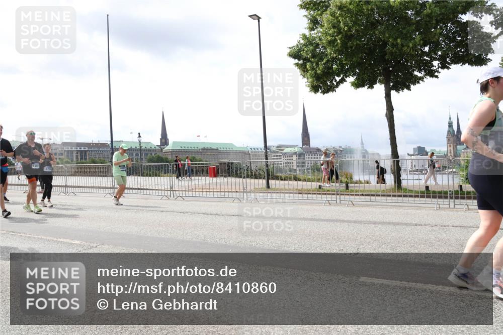 29.06.2025 - hella hamburg halbmarathon Lena Gebhardt http://msf.ph/oto/8410860 29.06.2025 10:41:47 Lombardsbrücke 1763, 16730, 1039, 1314, 1509, 1536, 1542, 1623, 1648, 1712, 2145, 2153, 2258, 3326, 3344, 3459, 3460, 3532, 3533, 3568, 3623, 4415, 4541, 4610, 4735, 4736, 4787, 5432, 5688, 5689, 5928, 5942, 6136, 6137, 6153, 6250, 6320, 6430, 6436, 6450, 6618, 6793, 6846, 6894, 7022, 7023, 7477, 7955, 7968, 8004, 8162, 8163, 8300, 8301, 8443, 8586, 8848, 8897, 8908, 9223, 9467, 9588, 10181, 10348, 10483, 10623, 11011, 11166 meine-sportfotos.de