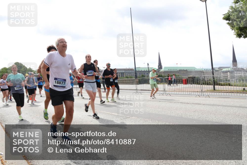 29.06.2025 - hella hamburg halbmarathon Lena Gebhardt http://msf.ph/oto/8410887 29.06.2025 10:41:47 Lombardsbrücke 1509, 9064, 18877, 8162, 1886, 1039, 1314, 1509, 1536, 1542, 1623, 1648, 1712, 2145, 2153, 2258, 3326, 3344, 3459, 3460, 3532, 3533, 3568, 3623, 4415, 4541, 4610, 4735, 4736, 4787, 5432, 5688, 5689, 5928, 5942, 6136, 6137, 6153, 6250, 6320, 6430, 6436, 6450, 6618, 6793, 6846, 6894, 7022, 7023, 7477, 7955, 7968, 8004, 8162, 8163, 8300, 8301, 8443, 8586, 8848, 8897, 8908, 9223, 9467, 9588, 10181, 10348, 10483, 10623, 11011, 11166 meine-sportfotos.de