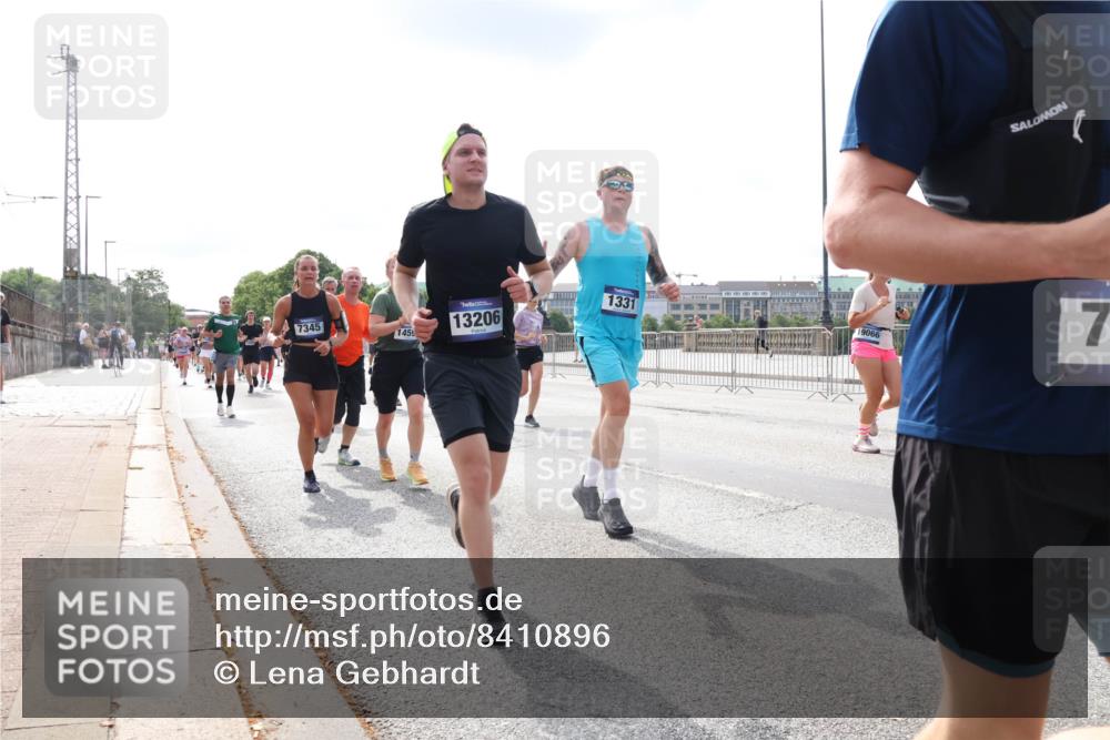 29.06.2025 - hella hamburg halbmarathon Lena Gebhardt http://msf.ph/oto/8410896 29.06.2025 10:17:05 Lombardsbrücke 7345, 1455, 13206, 1331, 19066, 7, 1083, 1117, 1137, 1240, 1298, 1331, 1348, 1356, 1403, 1477, 1553, 1602, 1825, 2225, 2908, 2912, 3088, 3176, 3210, 3450, 3464, 3466, 3622, 5023, 5036, 5037, 5390, 5929, 5930, 5995, 6126, 6128, 6328, 6522, 6742, 6941, 6948, 7114, 7115, 7257, 7345, 7360, 7376, 7445, 7647, 7924, 7928, 7945, 8253, 8263, 8317, 8433, 8513, 8558, 8619, 8857, 8983, 9091, 9152, 9208, 9259, 9332, 9492, 9676, 10232 meine-sportfotos.de