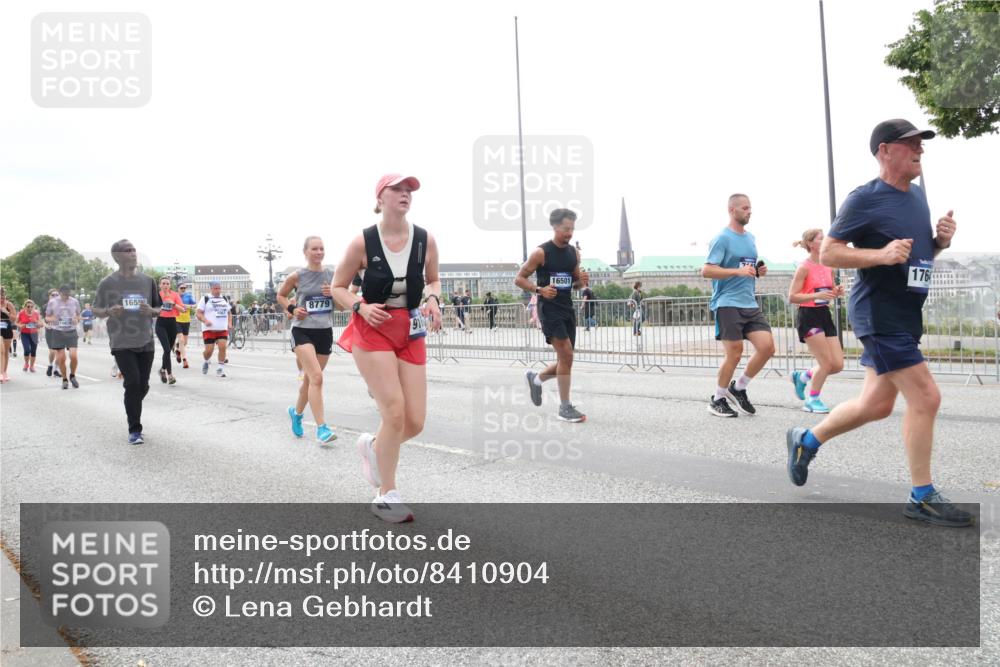 29.06.2025 - hella hamburg halbmarathon Lena Gebhardt http://msf.ph/oto/8410904 29.06.2025 10:51:03 Lombardsbrücke 16501, 176, 1655, 8779, 1129, 1203, 1208, 1404, 1478, 1930, 2200, 2202, 2358, 2380, 2859, 3184, 3229, 3647, 3838, 3934, 4156, 4642, 4652, 4695, 4713, 4771, 4848, 4920, 5286, 5289, 5357, 5530, 6178, 7012, 7133, 7141, 7161, 7770, 7771, 7825, 7938, 8200, 8410, 8672, 8779, 8833, 8986, 9096, 9166, 9167, 9168, 9933, 10029, 10437, 10552, 10614, 10636, 11052, 11252, 11577, 12392, 12393, 14534, 15017, 15416 meine-sportfotos.de