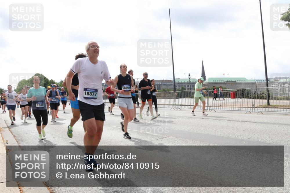 29.06.2025 - hella hamburg halbmarathon Lena Gebhardt http://msf.ph/oto/8410915 29.06.2025 10:41:47 Lombardsbrücke 19057, 1903, 1509, 19064, 18877, 8162, 18861, 1039, 1314, 1509, 1536, 1542, 1623, 1648, 1712, 2145, 2153, 2258, 3326, 3344, 3459, 3460, 3532, 3533, 3568, 3623, 4415, 4541, 4610, 4735, 4736, 4787, 5432, 5688, 5689, 5928, 5942, 6136, 6137, 6153, 6250, 6320, 6430, 6436, 6450, 6618, 6793, 6846, 6894, 7022, 7023, 7477, 7955, 7968, 8004, 8162, 8163, 8300, 8301, 8443, 8586, 8848, 8897, 8908, 9223, 9467, 9588, 10181, 10348, 10483, 10623, 11011, 11166 meine-sportfotos.de