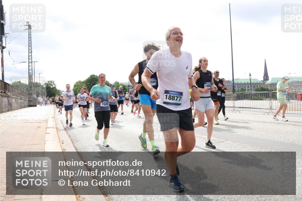 29.06.2025 - hella hamburg halbmarathon Lena Gebhardt http://msf.ph/oto/8410942 29.06.2025 10:41:47 Lombardsbrücke 19057, 1509, 990, 18877, 18861, 176, 11097, 1039, 1314, 1509, 1536, 1542, 1623, 1648, 1712, 2145, 2153, 2258, 3326, 3344, 3459, 3460, 3532, 3533, 3568, 3623, 4415, 4541, 4610, 4735, 4736, 4787, 5432, 5688, 5689, 5928, 5942, 6136, 6137, 6153, 6250, 6320, 6430, 6436, 6450, 6618, 6793, 6846, 6894, 7022, 7023, 7477, 7955, 7968, 8004, 8162, 8163, 8300, 8301, 8443, 8586, 8848, 8897, 8908, 9223, 9467, 9588, 10181, 10348, 10483, 10623, 11011, 11166 meine-sportfotos.de