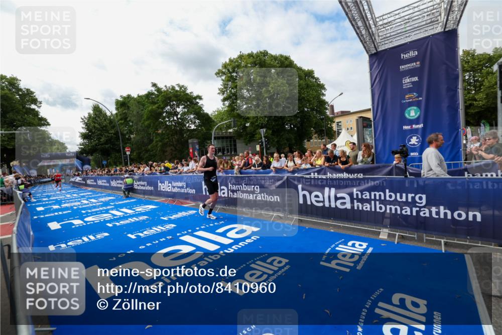29.06.2025 - hella hamburg halbmarathon Zöllner http://msf.ph/oto/8410960 29.06.2025 10:21:07 Ziel 6530, 14717, 16120 meine-sportfotos.de