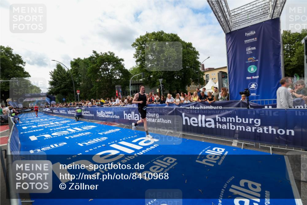 29.06.2025 - hella hamburg halbmarathon Zöllner http://msf.ph/oto/8410968 29.06.2025 10:21:07 Ziel 6530, 14717, 16120 meine-sportfotos.de