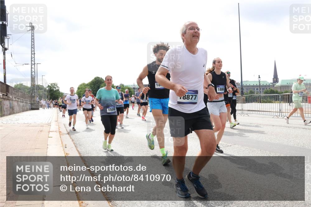 29.06.2025 - hella hamburg halbmarathon Lena Gebhardt http://msf.ph/oto/8410970 29.06.2025 10:41:47 Lombardsbrücke 19057, 1509, 18, 8877, 1886, 176, 1039, 1314, 1509, 1536, 1542, 1623, 1648, 1712, 2145, 2153, 2258, 3326, 3344, 3459, 3460, 3532, 3533, 3568, 3623, 4415, 4541, 4610, 4735, 4736, 4787, 5432, 5688, 5689, 5928, 5942, 6136, 6137, 6153, 6250, 6320, 6430, 6436, 6450, 6618, 6793, 6846, 6894, 7022, 7023, 7477, 7955, 7968, 8004, 8162, 8163, 8300, 8301, 8443, 8586, 8848, 8897, 8908, 9223, 9467, 9588, 10181, 10348, 10483, 10623, 11011, 11166 meine-sportfotos.de