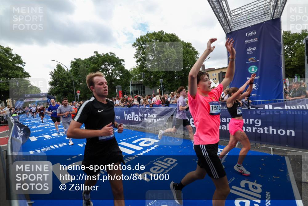 29.06.2025 - hella hamburg halbmarathon Zöllner http://msf.ph/oto/8411000 29.06.2025 10:45:23 Ziel 1697, 2188, 2367, 2470, 3186, 5706, 9105, 10064, 11469, 12783, 14703, 15563, 15636, 15741, 15760, 16513, 17499 meine-sportfotos.de