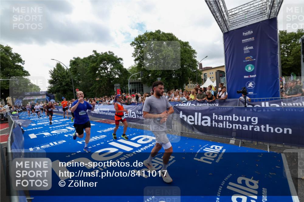 29.06.2025 - hella hamburg halbmarathon Zöllner http://msf.ph/oto/8411017 29.06.2025 10:45:24 Ziel 1697, 2188, 2367, 2470, 3186, 5706, 9105, 10064, 11469, 14703, 15563, 15741, 17499, 18407 meine-sportfotos.de