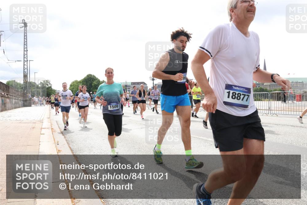 29.06.2025 - hella hamburg halbmarathon Lena Gebhardt http://msf.ph/oto/8411021 29.06.2025 10:41:48 Lombardsbrücke 19037, 1509, 99, 18877, 1039, 1314, 1509, 1536, 1542, 1623, 1648, 1712, 2145, 2153, 2258, 3326, 3344, 3459, 3460, 3568, 3623, 4415, 4541, 4610, 4735, 4736, 4787, 5432, 5928, 5942, 6136, 6137, 6153, 6250, 6320, 6430, 6436, 6450, 6618, 6793, 6837, 6846, 6894, 7022, 7023, 7477, 7955, 7968, 8004, 8162, 8163, 8300, 8301, 8443, 8586, 8848, 8897, 8908, 9223, 9467, 9588, 10181, 10348, 10483, 10623, 11011, 11166 meine-sportfotos.de