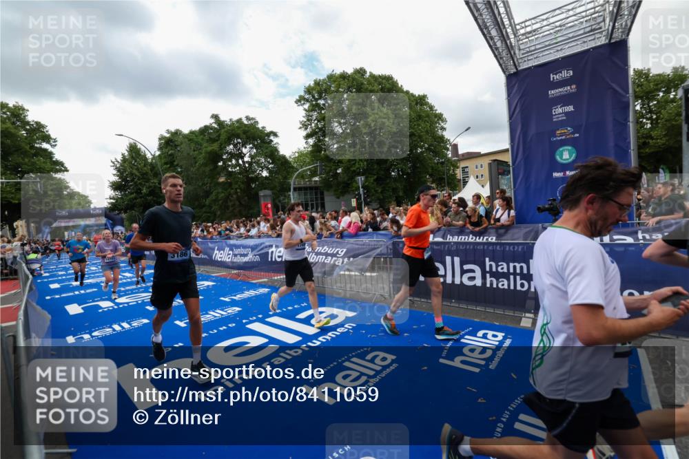 29.06.2025 - hella hamburg halbmarathon Zöllner http://msf.ph/oto/8411059 29.06.2025 10:45:29 Ziel 1697, 2367, 2470, 3186, 11469, 12277, 12643, 14703, 16725, 17499, 18407, 18638 meine-sportfotos.de